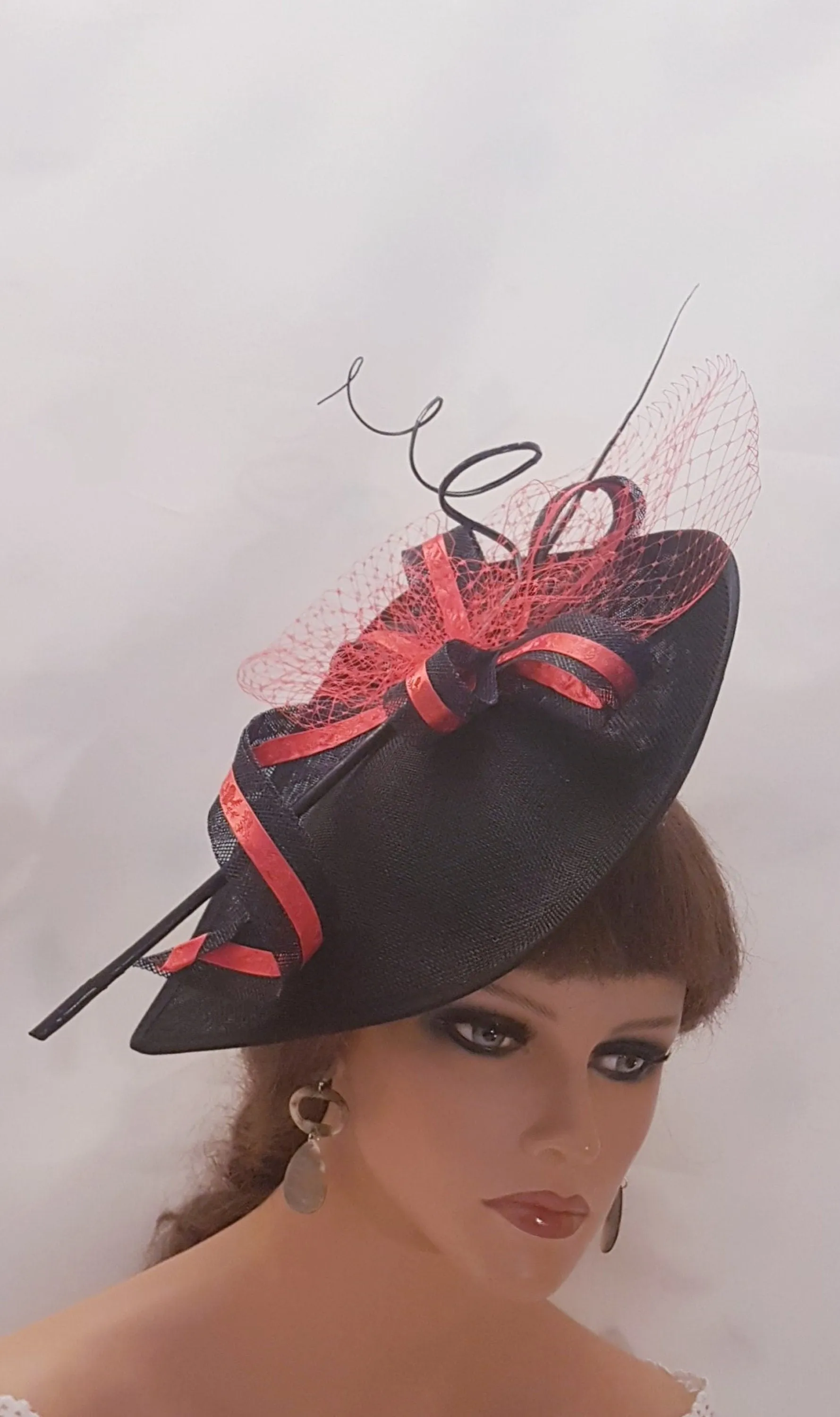 BLACK & RED HAT Fascinator Large hatinator Quill Feather Netting detail Wedding Ceremoney Hatinator Cocktail Royal Ascot Race Hat Fascinator
