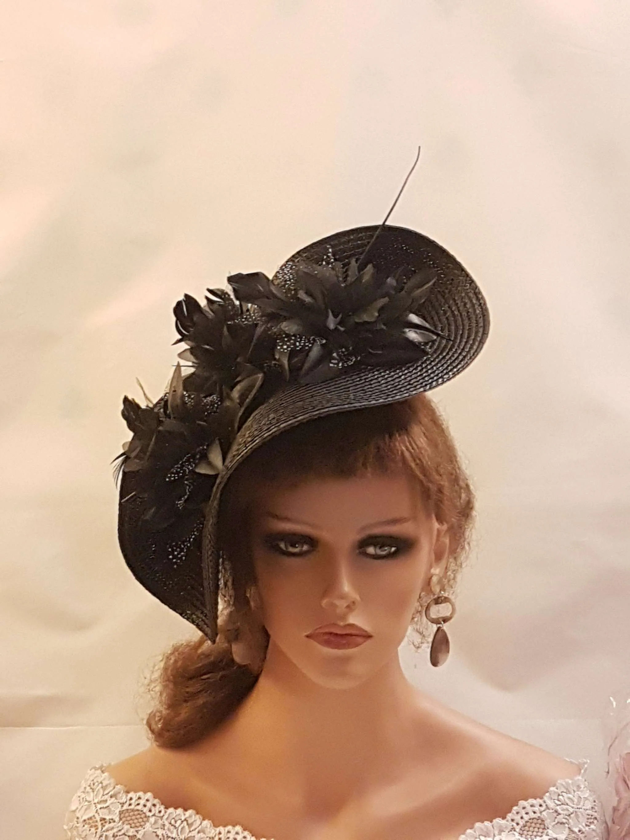 BLACK Hat Fascinator Large saucer hatinator Floral Wedding Ceremoney Hatinator Ascot Hat Fasicinator with long quil Feather