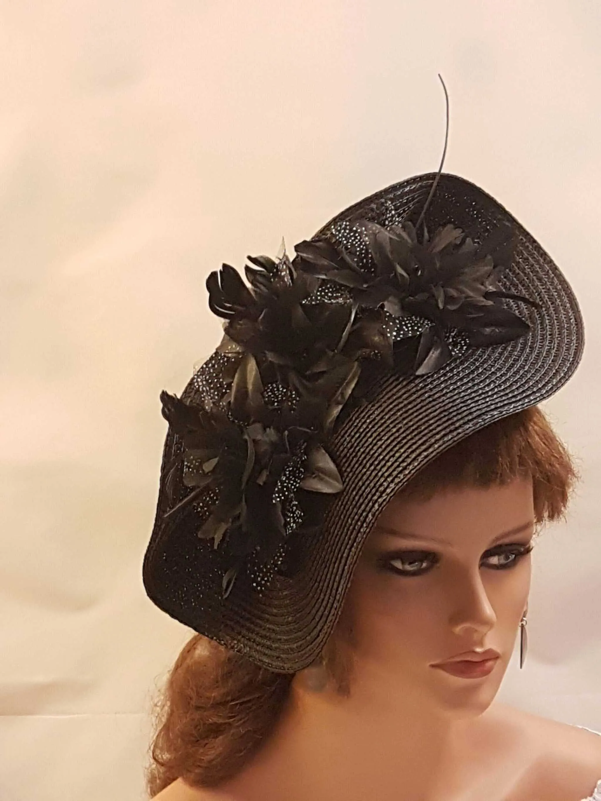 BLACK Hat Fascinator Large saucer hatinator Floral Wedding Ceremoney Hatinator Ascot Hat Fasicinator with long quil Feather