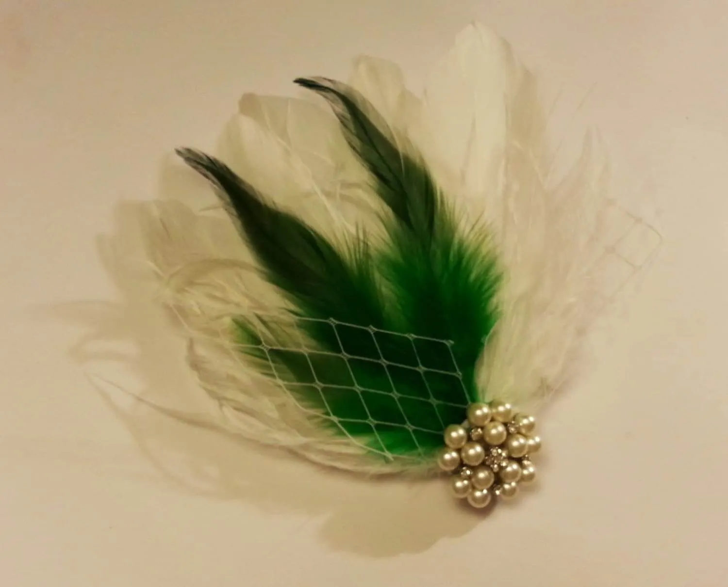 Bridal hair clip, Wedding hair accessory, Green & White feather clip,Bridal Feather Fascinator, Feather Hair Piece, Wedding Hair Accessories