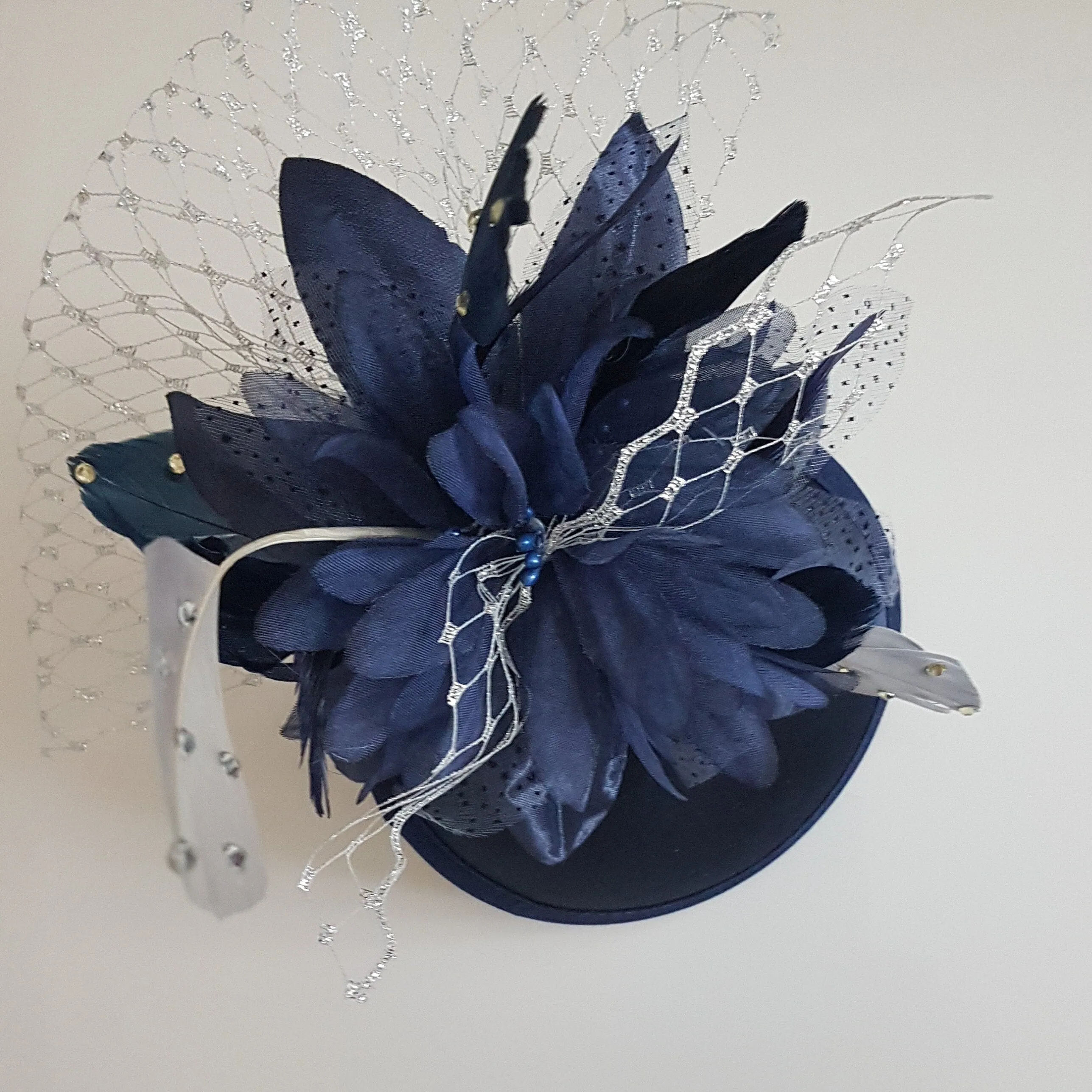 FASCINATOR hat NAVY BLUE Hat fascinator #Blue  hat fascinator Race, Cocktail,Ladies day,Ascot hat Blue and silver feather hat Fascinator