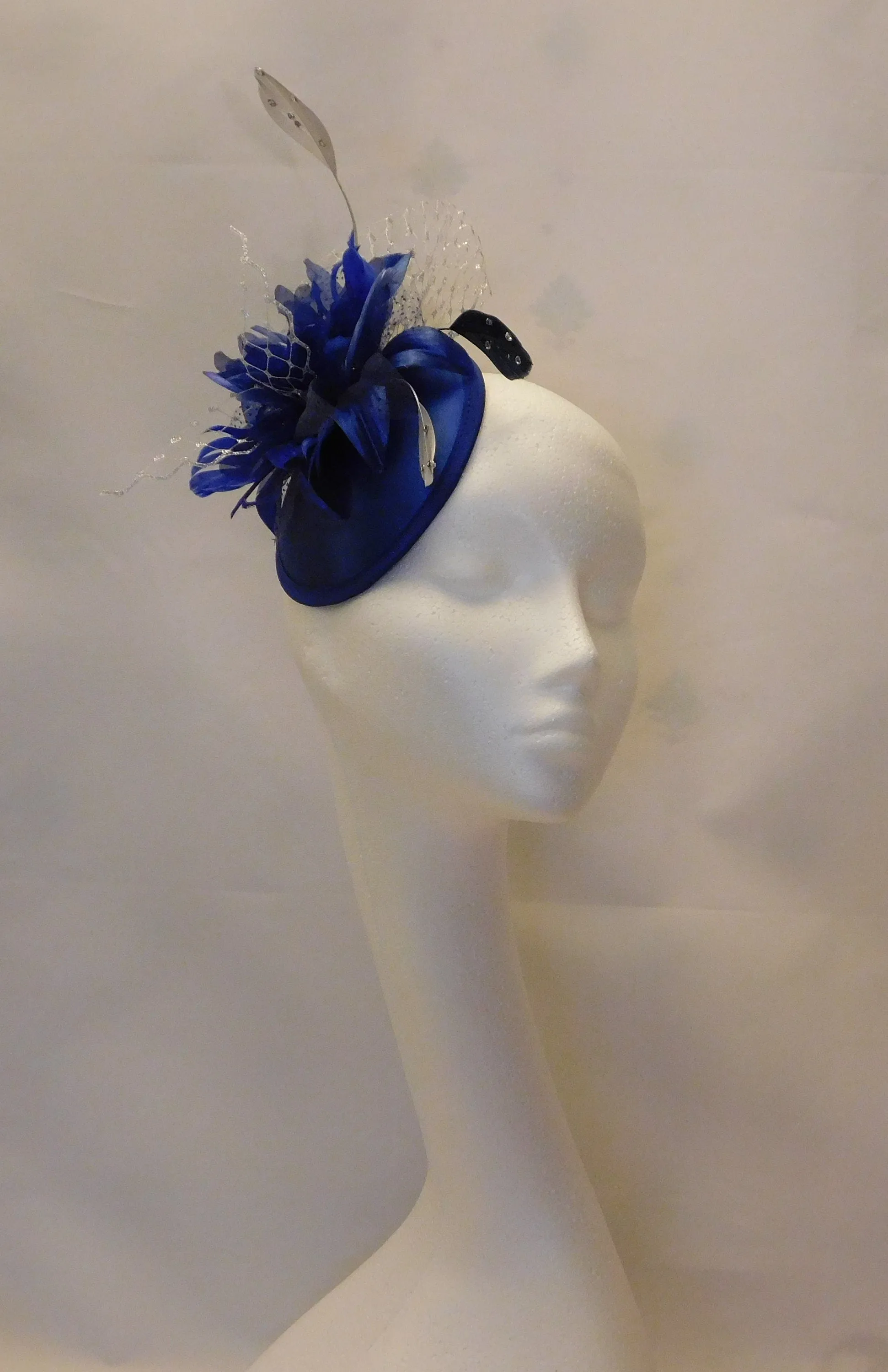 FASCINATOR hat ROYAL BLUE Hat fascinator #Blue  hat fascinator Race, Cocktail,Ladies day,Ascot hat Blue and silver feather hat Fascinator