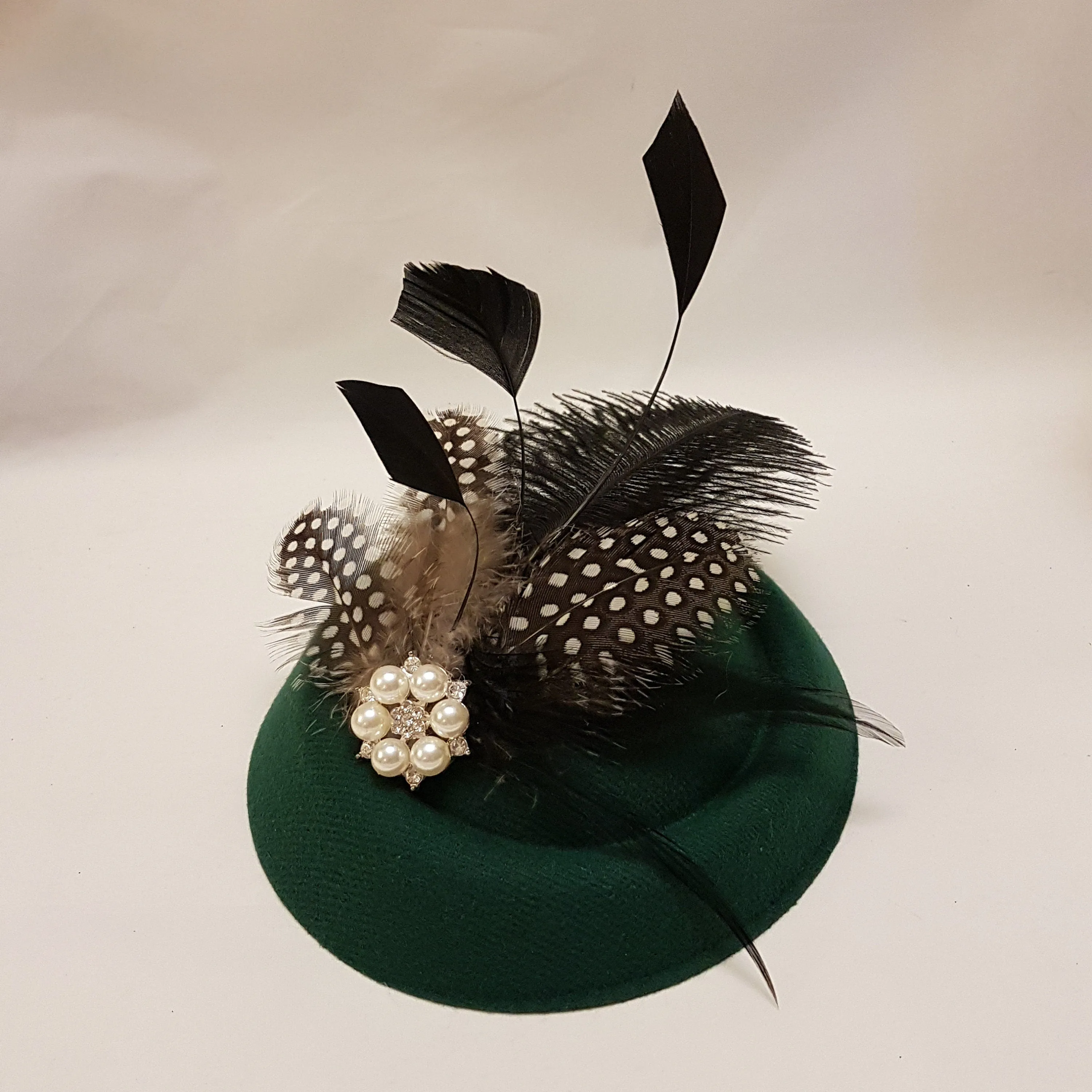 GREEN HAT FASCINATOR,40,50s Feather Hat fascinator. Bottle Green hatinator,Feather hat. Race, Cocktail,Ladies,Ascot hat Fascinator headpiece