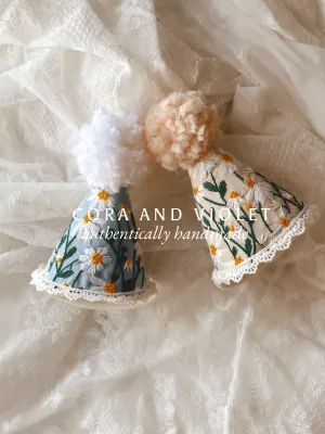 Haddie & Lainey Embroidered daisy party hats