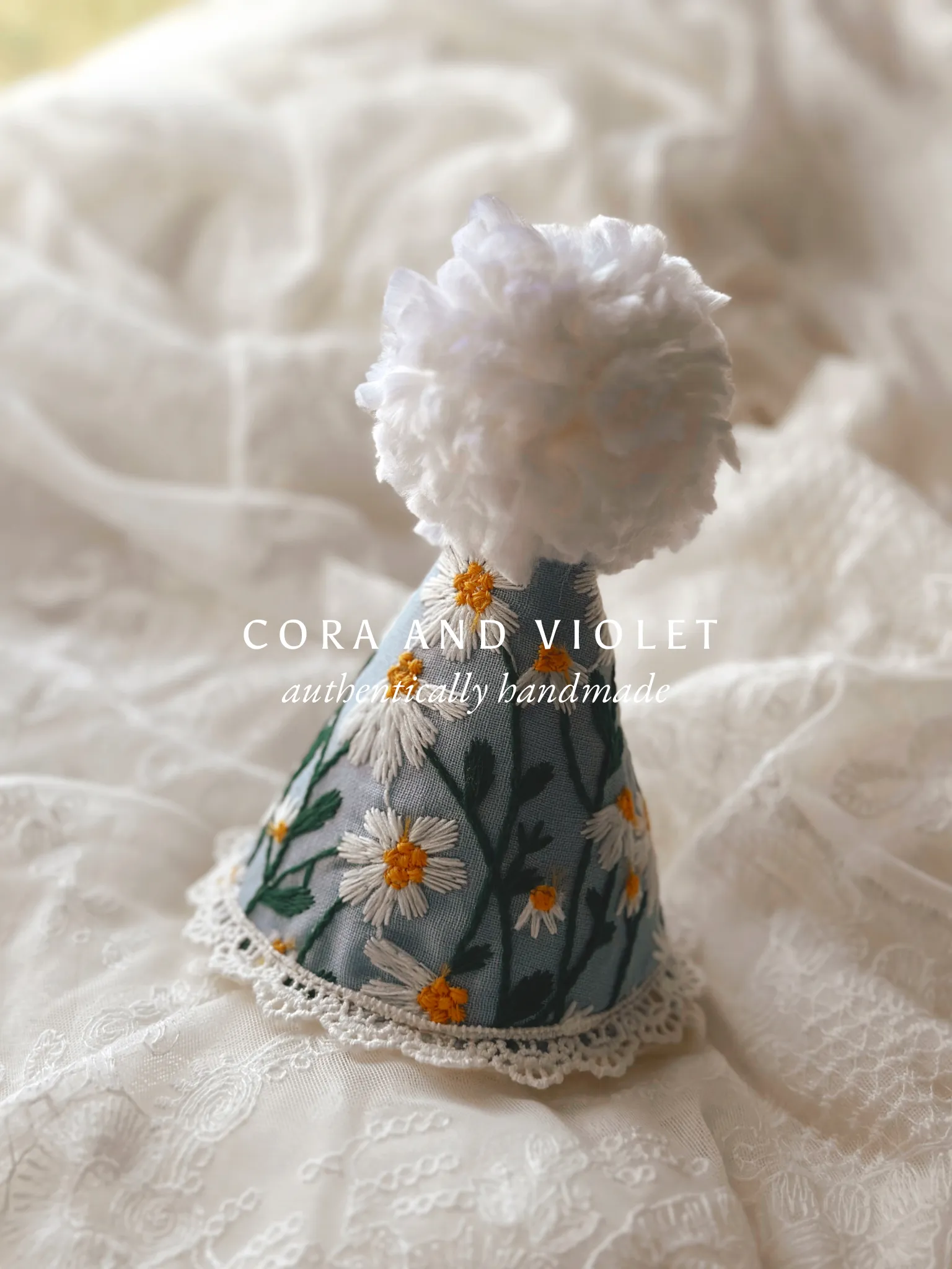 Haddie & Lainey Embroidered daisy party hats
