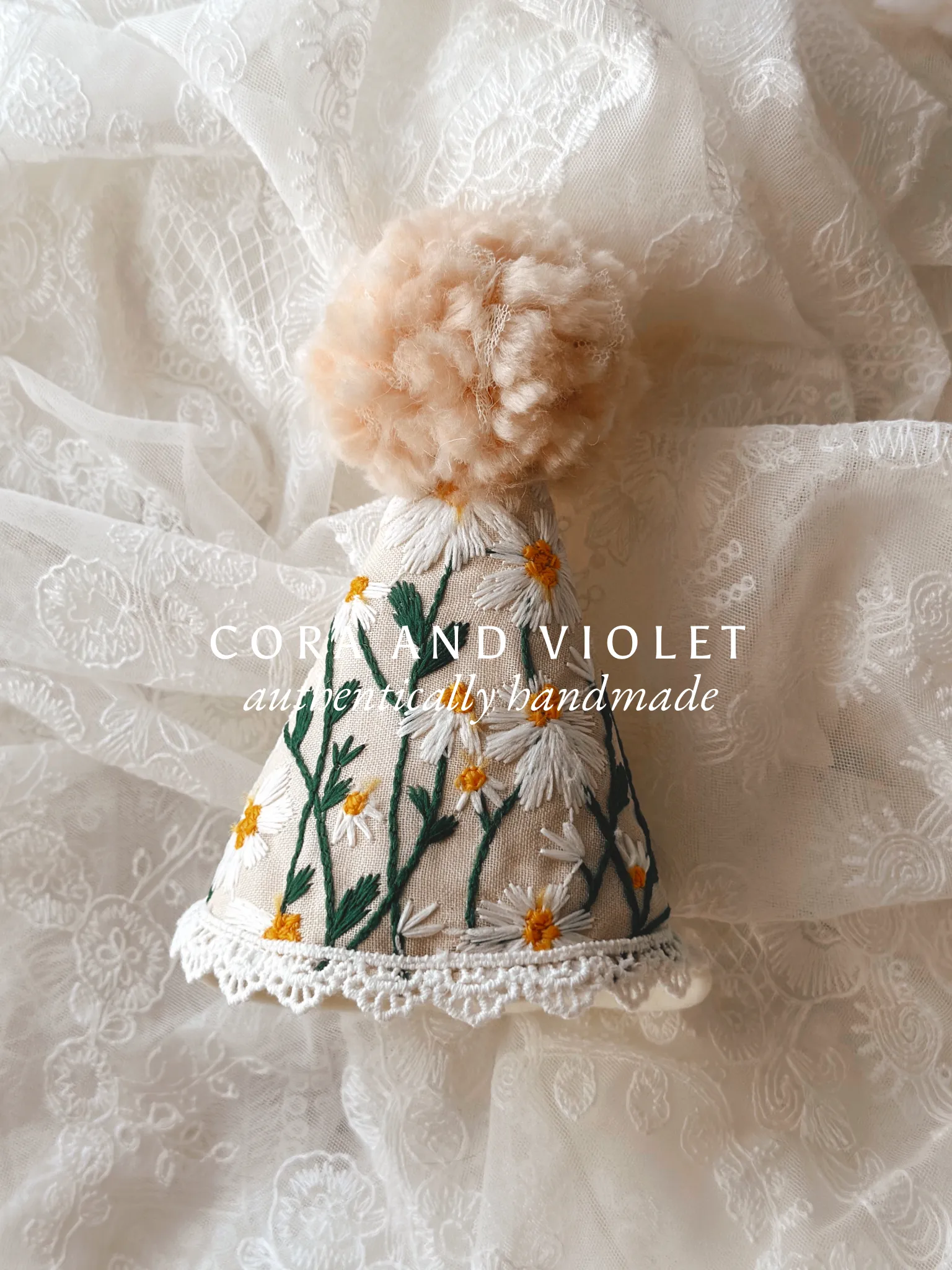 Haddie & Lainey Embroidered daisy party hats
