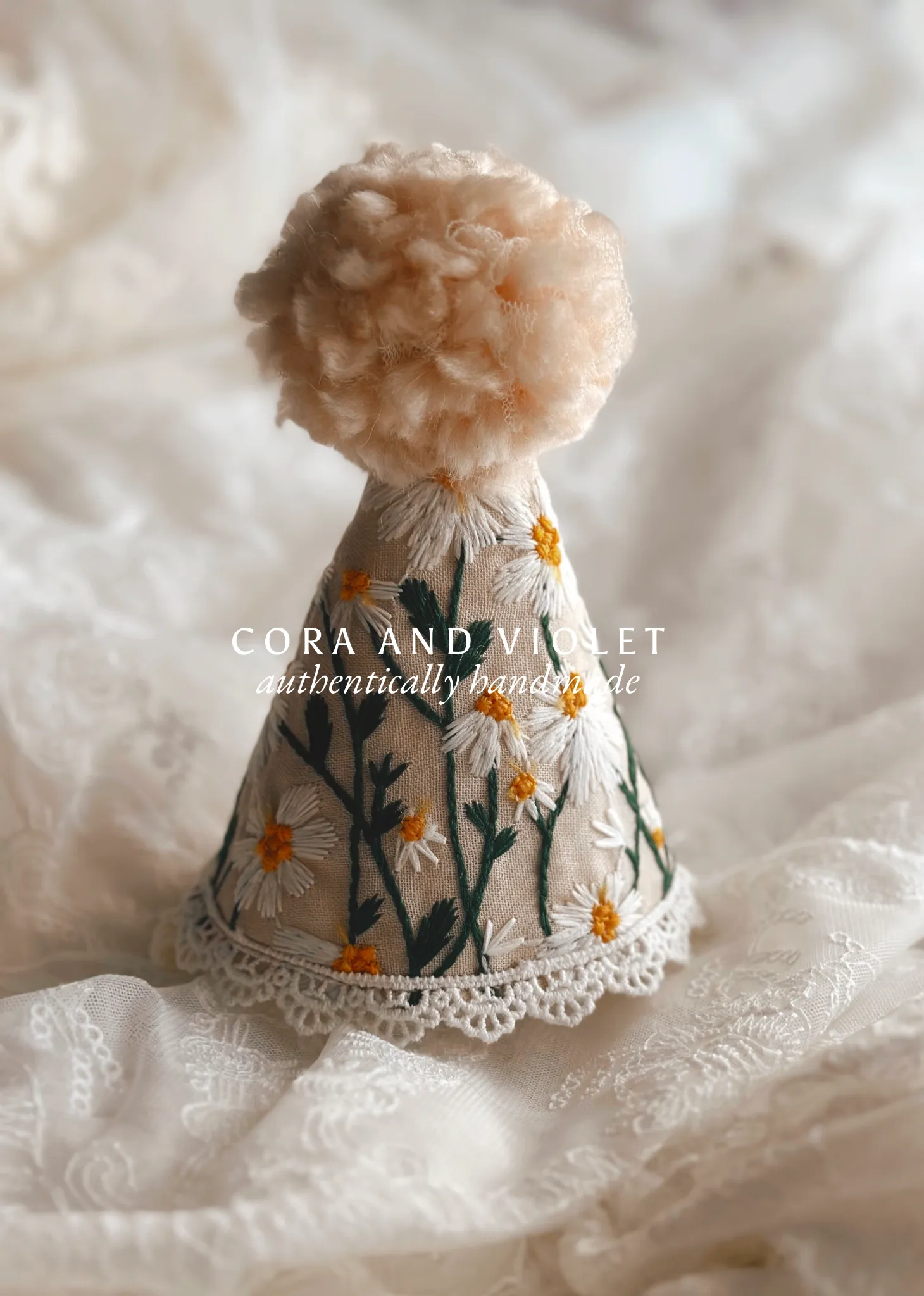 Haddie & Lainey Embroidered daisy party hats