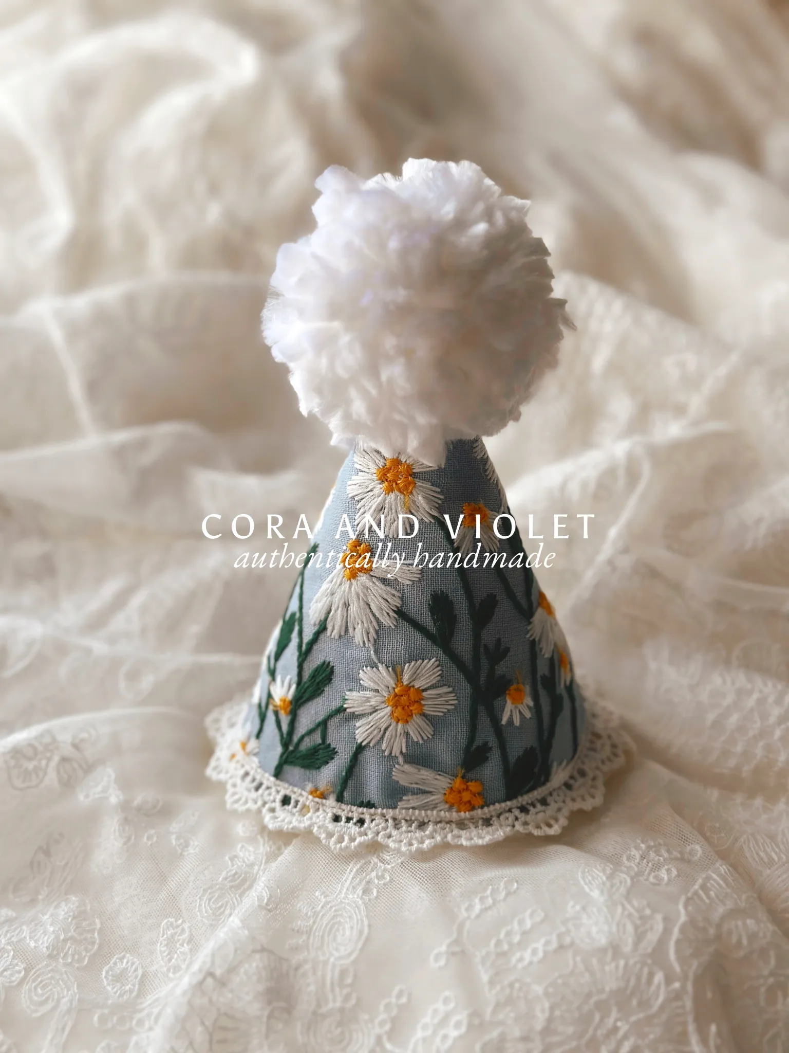 Haddie & Lainey Embroidered daisy party hats