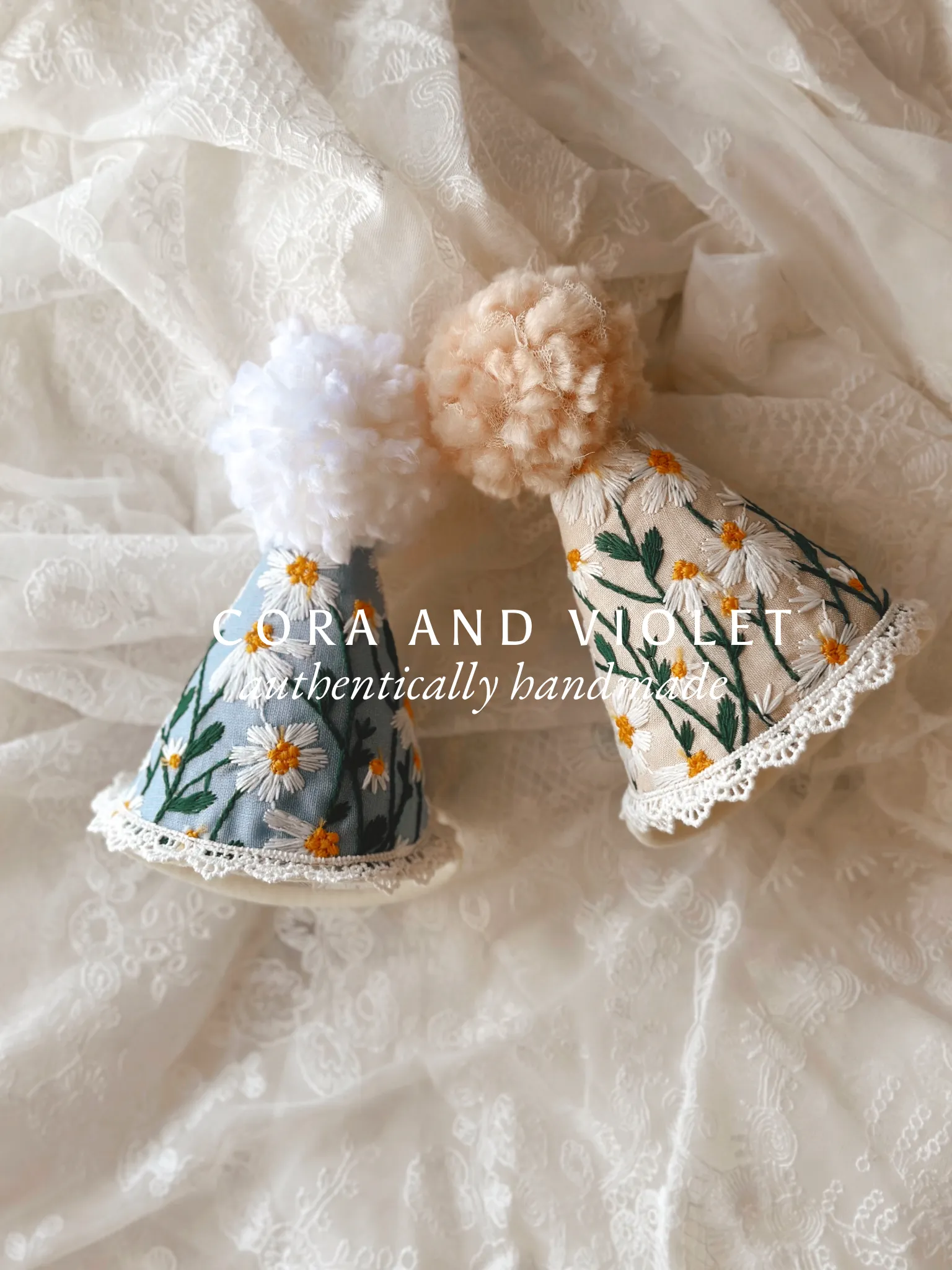 Haddie & Lainey Embroidered daisy party hats