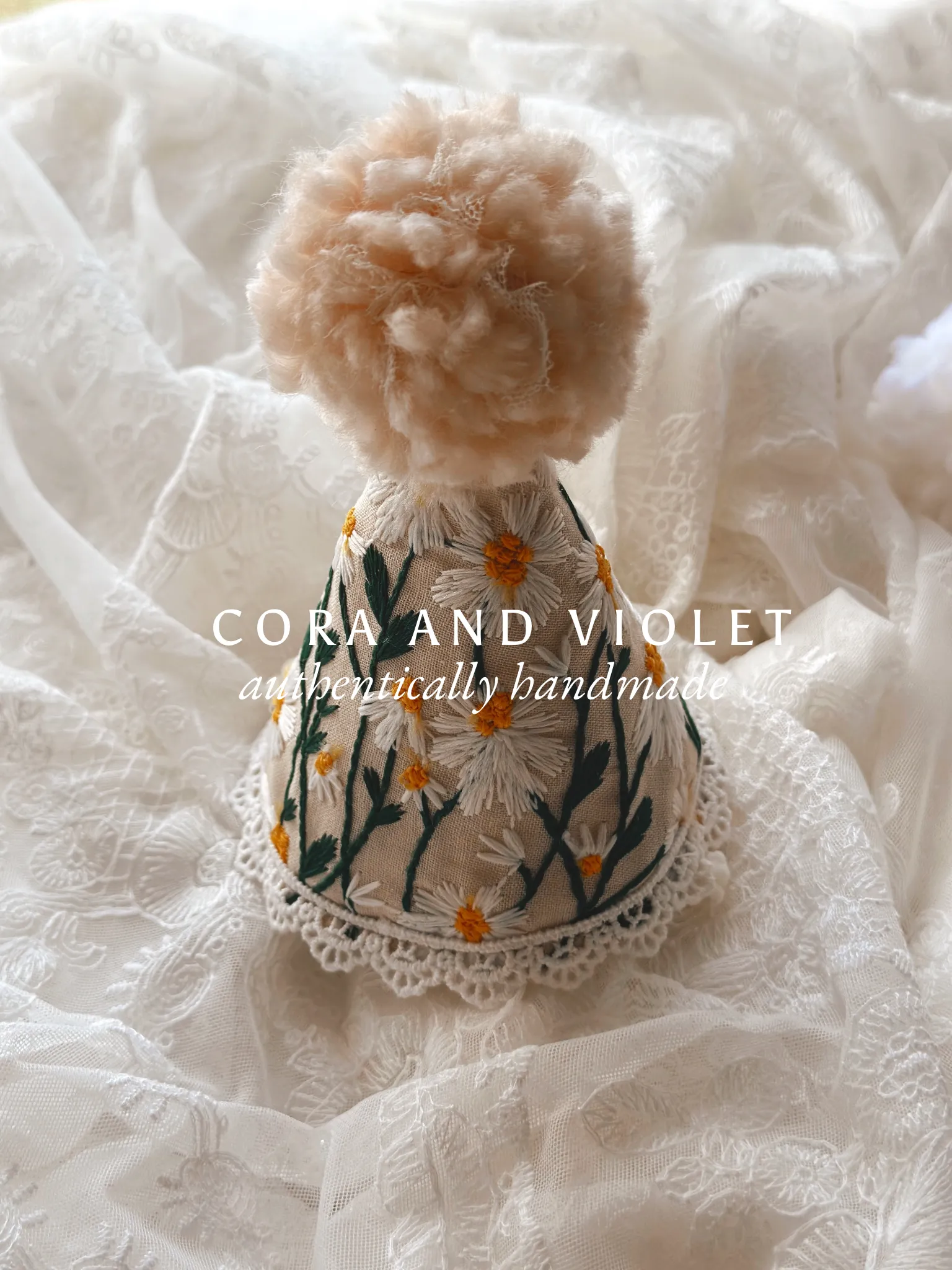 Haddie & Lainey Embroidered daisy party hats