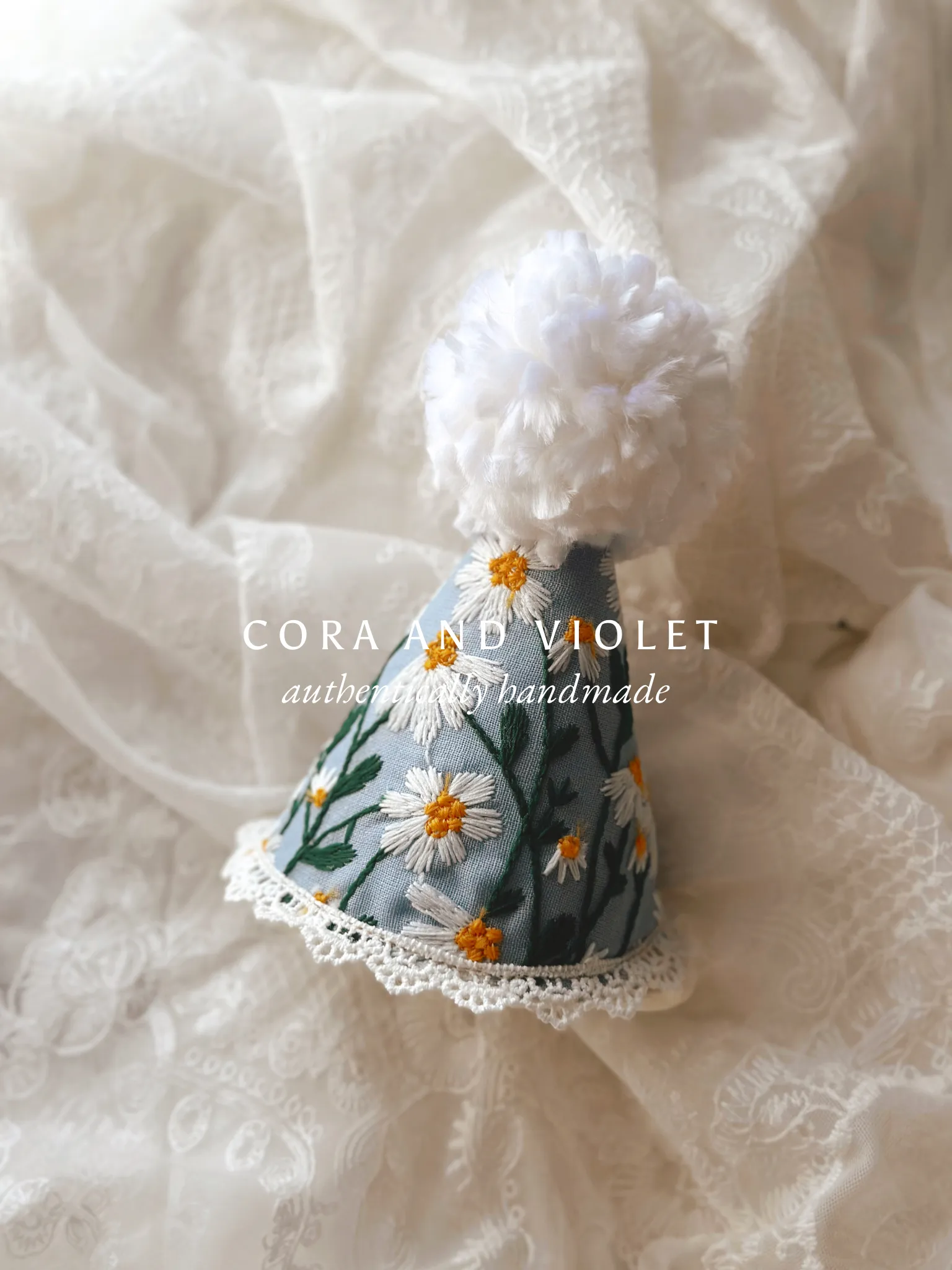 Haddie & Lainey Embroidered daisy party hats