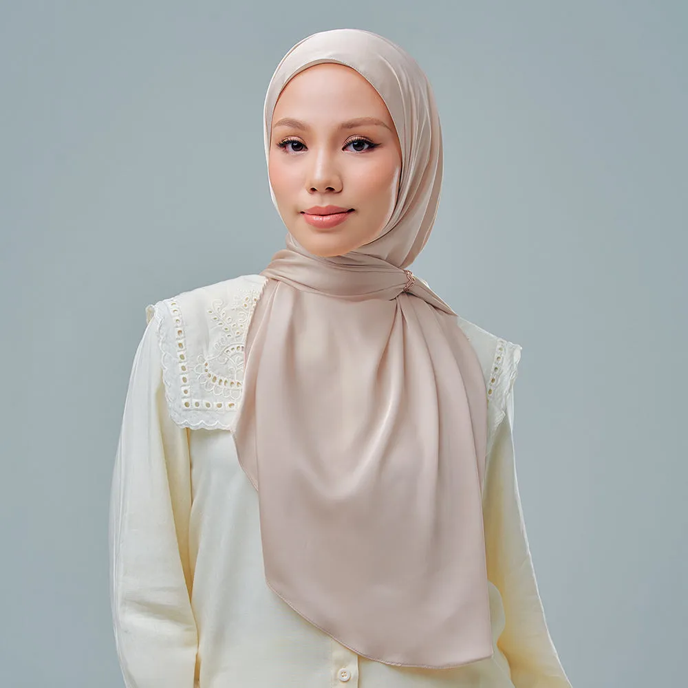 Inaya in Hazelnut