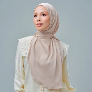 Inaya in Hazelnut