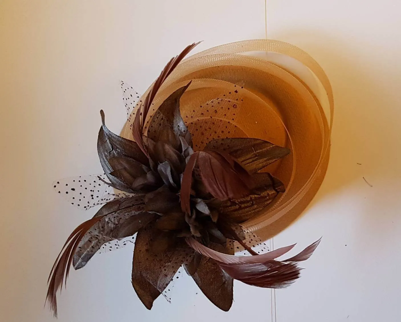 TAN FASCINATOR, 40s 50s Tan/Nude Hat fascinator #Brown  Feather hat fascinator,  Race,Cocktail,Ladies day,Ascot hat Brown feather flower hat