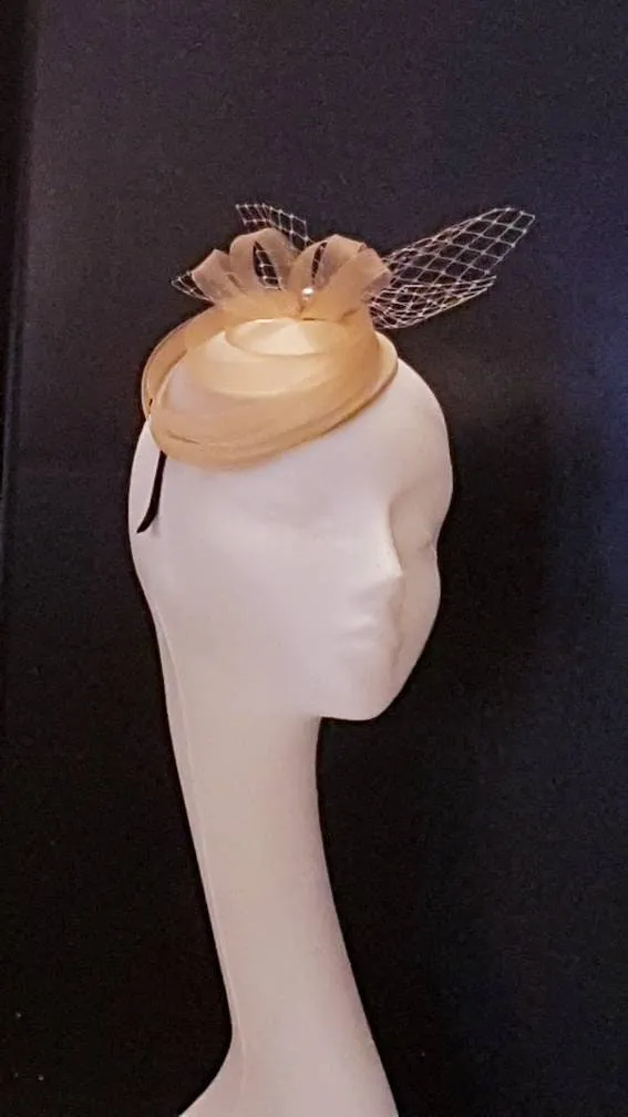 TAN/NUDE FASCINATOR,40s 50s Tan Hat fascinator # Champagne/Tan hat fascinator,  Race,Cocktail,Ladies day,Ascot hat Brown feather flower hat